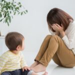 世代間連鎖を止めたいけれど、子育てに悩むお母さんの写真
