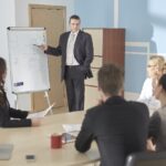 人前で緊張してしまう。人前が苦手な会社員の写真